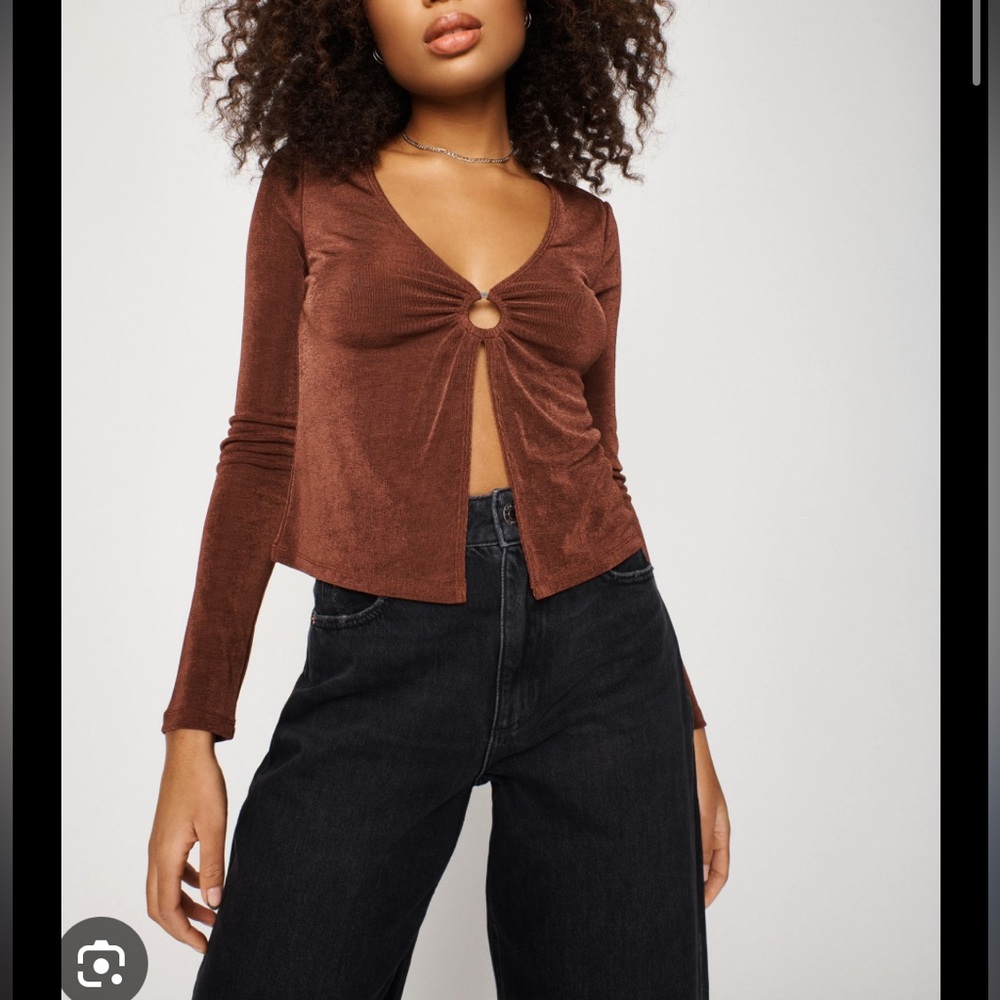 Garage o-ring v neck top